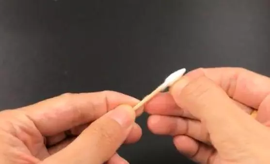 牙籤這樣插進手機裡!效果太厲害了!這樣做既省錢又超實用!