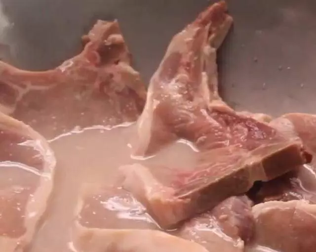 豬肉千萬別用清水洗,不然越洗越髒!教你小方法,乾淨還去腥!