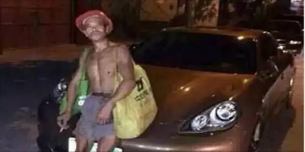 這個臟乞丐囂張地坐在豪車上抽菸,原以為他要被車主臭罵了,沒想到下一秒竟出現「驚人一幕」!!