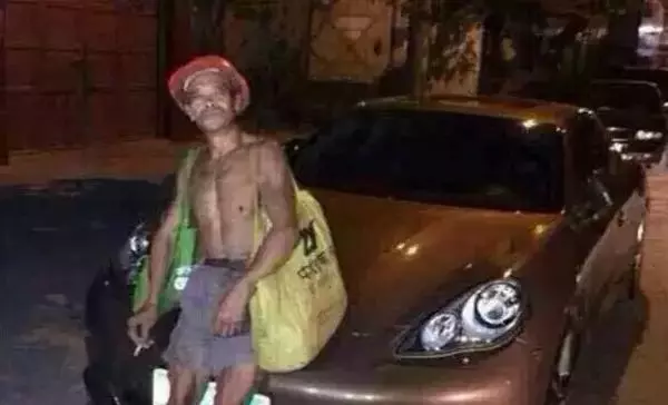 這個臟乞丐囂張地坐在豪車上抽菸,原以為他要被車主臭罵了,沒想到下一秒竟出現「驚人一幕」!!