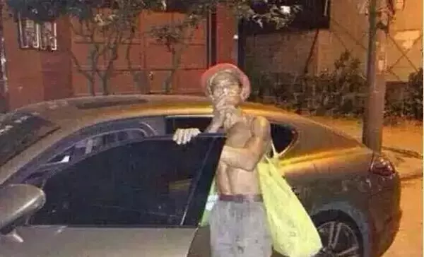 這個臟乞丐囂張地坐在豪車上抽菸,原以為他要被車主臭罵了,沒想到下一秒竟出現「驚人一幕」!!