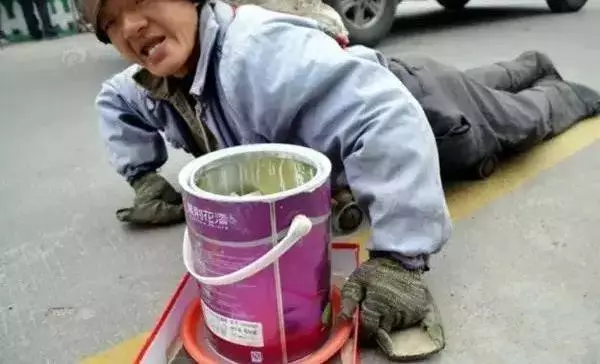 這個臟乞丐囂張地坐在豪車上抽菸,原以為他要被車主臭罵了,沒想到下一秒竟出現「驚人一幕」!!