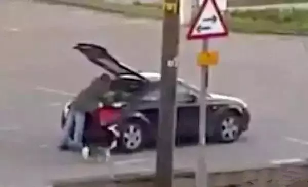 這個臟乞丐囂張地坐在豪車上抽菸,原以為他要被車主臭罵了,沒想到下一秒竟出現「驚人一幕」!!