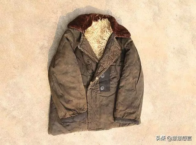 兒子不孝,婚後把老母趕出家,只給一破大衣,母親一摸口袋,蒙了