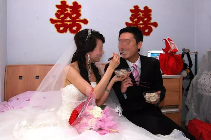 婚禮上飛進只烏鴉，新郎想打死，新娘卻堅持放生，半年後家裡報喪
