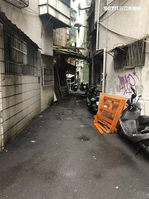 男談判遭砍6刀倒臥雨棚 3嫌遭逮辯:刀是他帶的!