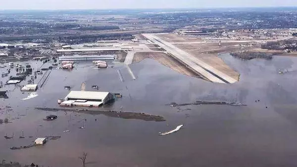 美國一空軍基地遭淹沒,33架飛機僅有9架疏散 農民:這下全完了