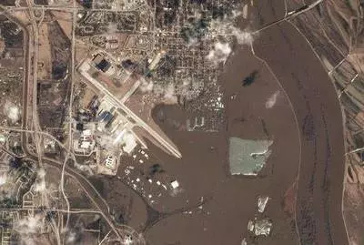 美國一空軍基地遭淹沒,33架飛機僅有9架疏散 農民:這下全完了