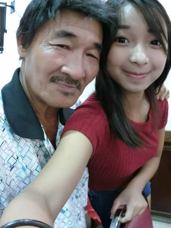 美女陪父親曬太陽做粗活,不料爸爸竟遭到外界批評,她發帖希望大家停止一切閒言閒語