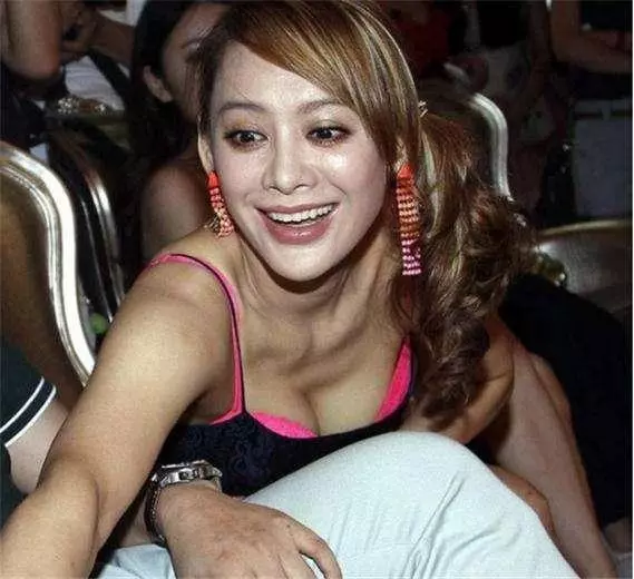 跟老外在一起後就被拋棄,卻回國繼續撈金的5大女星,還是中國男人好!