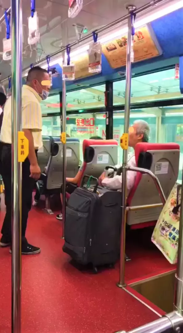 公車上低血糖發作!她「吃東西緩和」竟被男乘客狂駡…公車司機霸氣趕他:你給我下車!