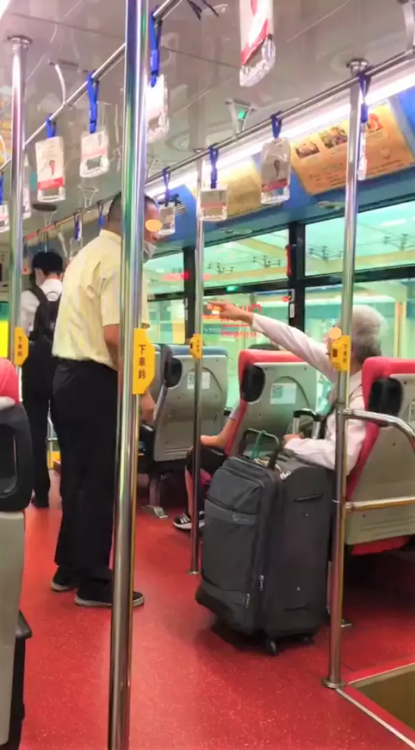 公車上低血糖發作!她「吃東西緩和」竟被男乘客狂駡…公車司機霸氣趕他:你給我下車!