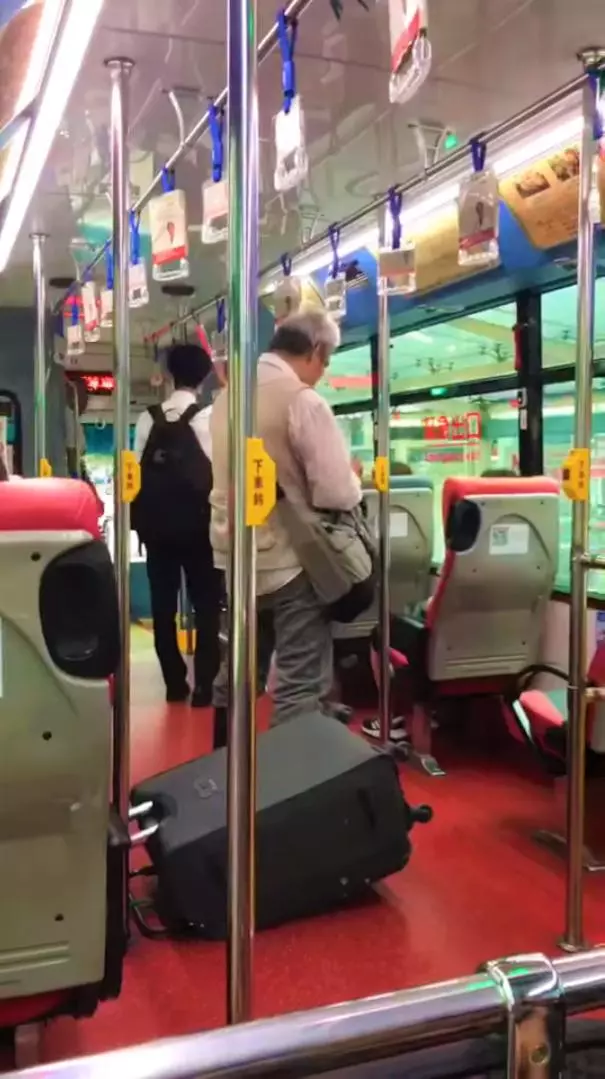 公車上低血糖發作!她「吃東西緩和」竟被男乘客狂駡…公車司機霸氣趕他:你給我下車!
