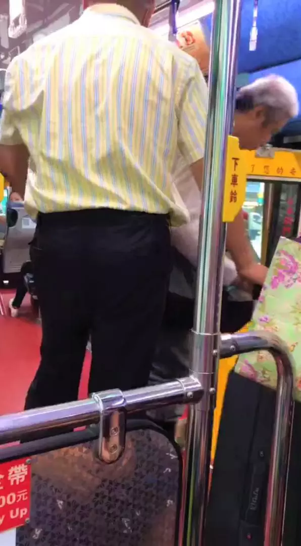 公車上低血糖發作!她「吃東西緩和」竟被男乘客狂駡…公車司機霸氣趕他:你給我下車!