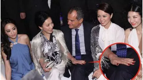 娛樂圈這11張私密照被爆出!惹下巨大的爭議...趕緊看再不看就要刪除了。。。太扯了吧!