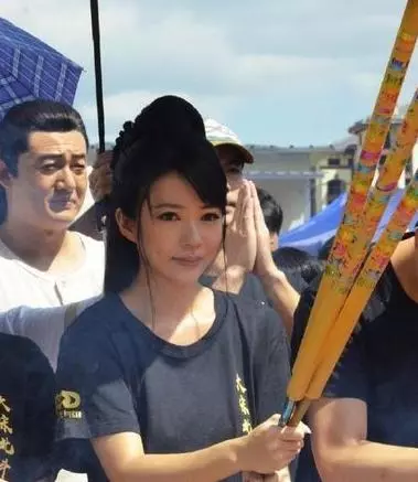 38歲本土劇女星赴陸拍戲傳「嘔吐後昏迷不醒」!送醫後被診斷出患有......讓未婚的她瞬間崩潰!