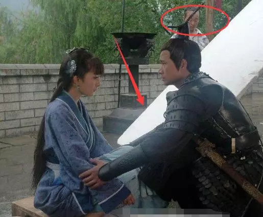 最讓人擔心的穿幫鏡頭,劉亦菲露了啥?保安大哥急忙把人抱走...!