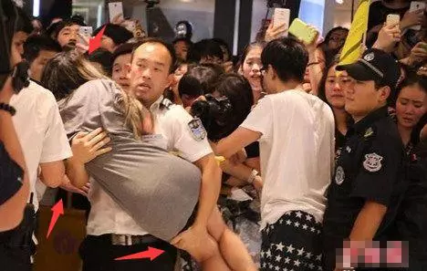 最讓人擔心的穿幫鏡頭,劉亦菲露了啥?保安大哥急忙把人抱走...!