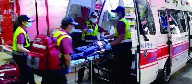 想帶老伴回家!貧困阿公「顫抖翻零錢」哭問:夠付救護車錢嗎... 護士心疼問「其他家人呢」瞬間讓她淚崩