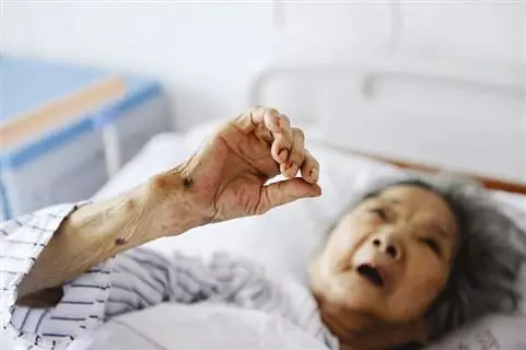 想帶老伴回家!貧困阿公「顫抖翻零錢」哭問:夠付救護車錢嗎... 護士心疼問「其他家人呢」瞬間讓她淚崩
