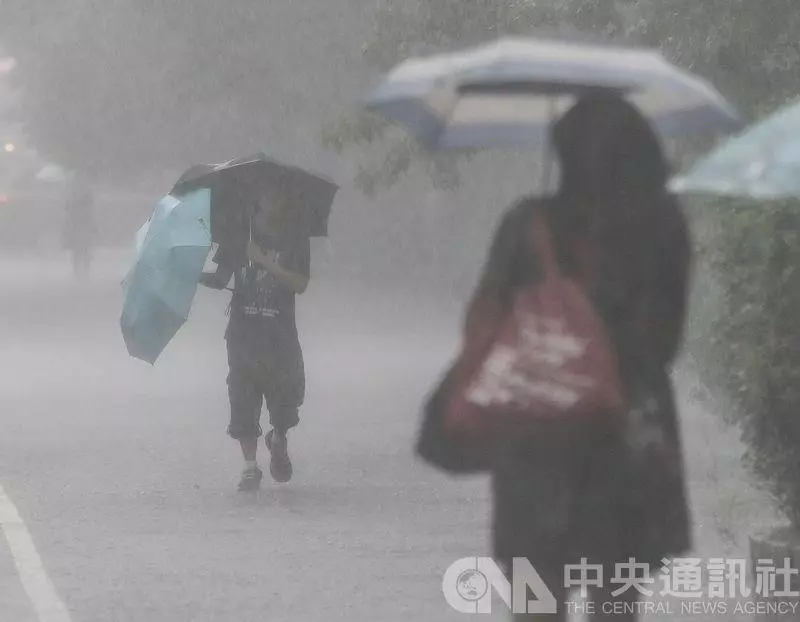 今中部以北濕冷探13度 氣象專家:周二起舒適微熱 周五變天