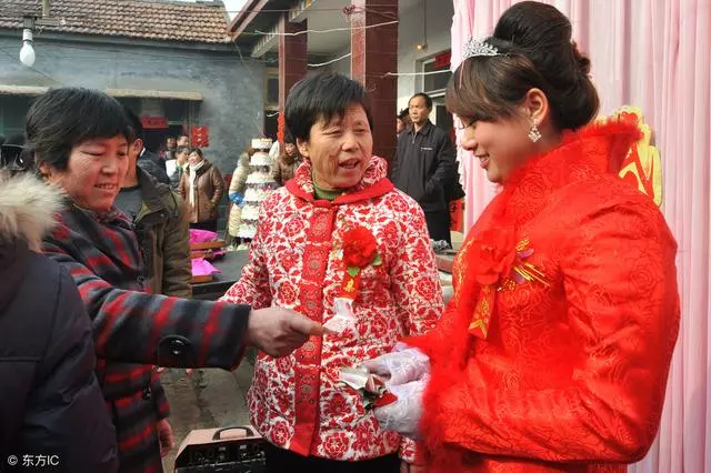 農村男孩結婚,女方張口就要彩禮50萬,媒人幾句話給談到了10萬