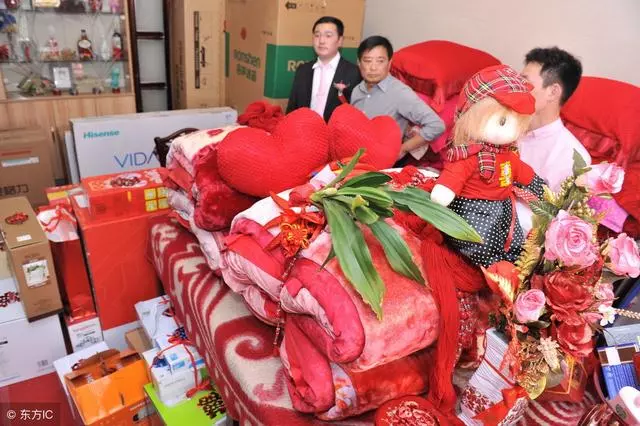 農村男孩結婚,女方張口就要彩禮50萬,媒人幾句話給談到了10萬