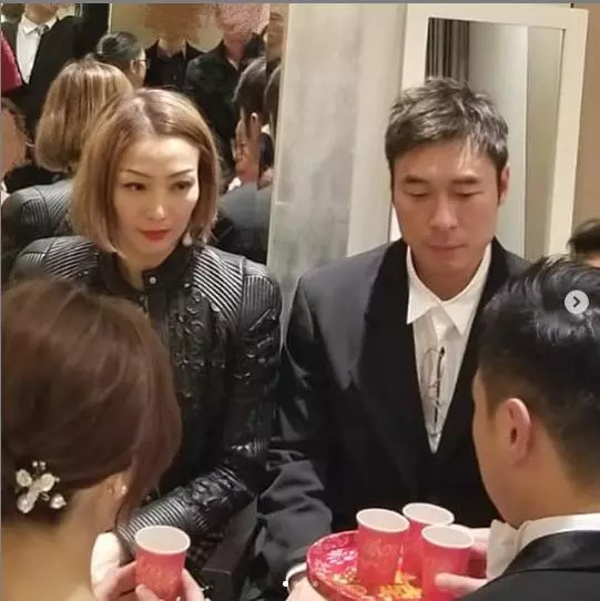 參加親戚婚禮,鄭秀文許志安被新人敬茶:人生首次有點緊張!