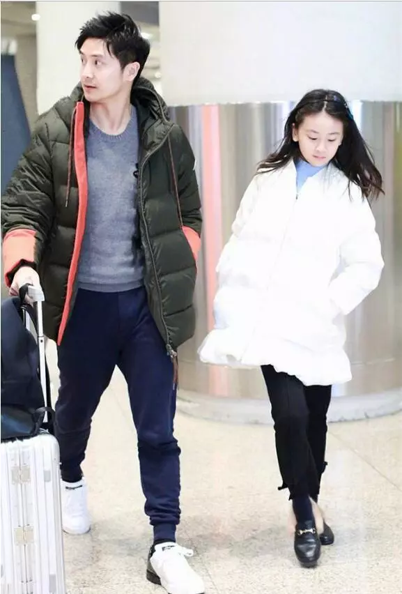 田亮攜女兒現身機場,11歲森碟清秀可人,顏值驚豔網友,被贊「初戀臉」