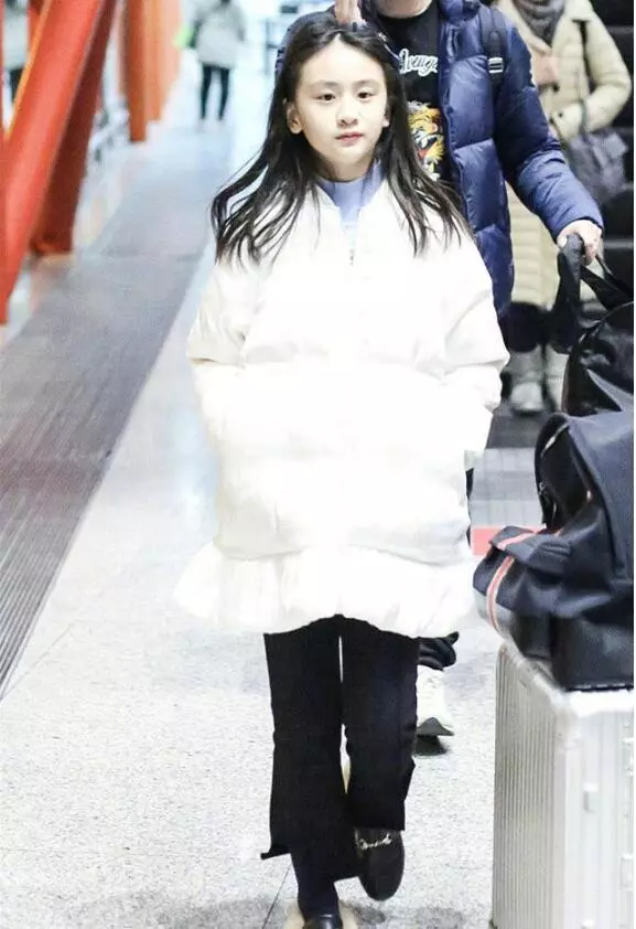 田亮攜女兒現身機場,11歲森碟清秀可人,顏值驚豔網友,被贊「初戀臉」