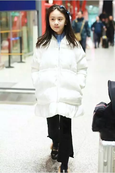 田亮攜女兒現身機場,11歲森碟清秀可人,顏值驚豔網友,被贊「初戀臉」