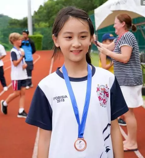 田亮攜女兒現身機場,11歲森碟清秀可人,顏值驚豔網友,被贊「初戀臉」