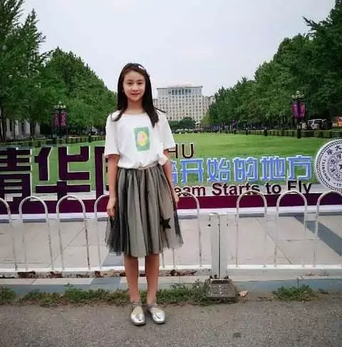 田亮攜女兒現身機場,11歲森碟清秀可人,顏值驚豔網友,被贊「初戀臉」