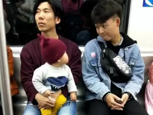 「癡情寶寶」地鐵上撩小哥哥走紅網路,奶爸一臉無奈,心想:看啥呢?親爹在這呢