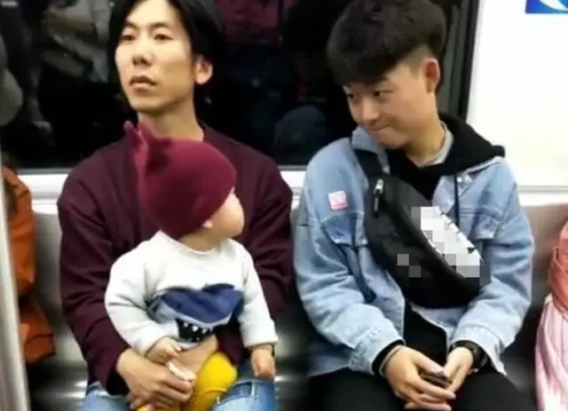 「癡情寶寶」地鐵上撩小哥哥走紅網路,奶爸一臉無奈,心想:看啥呢?親爹在這呢