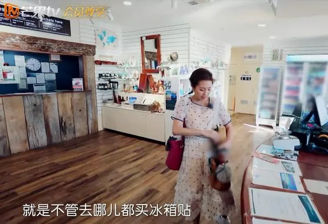 妻子團國外大購物,看清五個人買的東西後,網友:收入差距太大!
