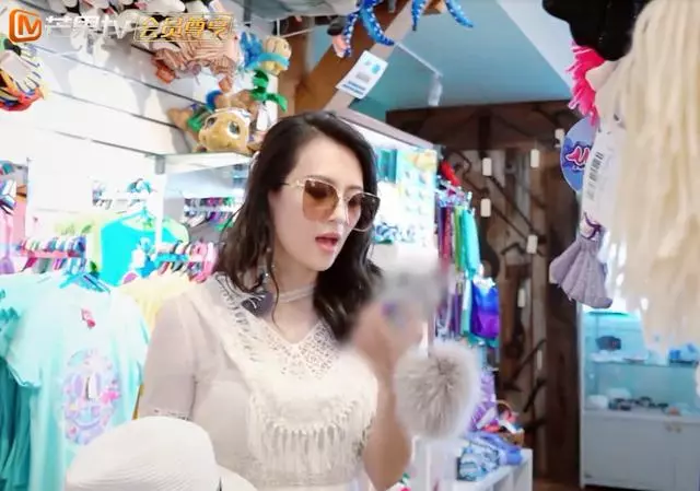 妻子團國外大購物,看清五個人買的東西後,網友:收入差距太大!