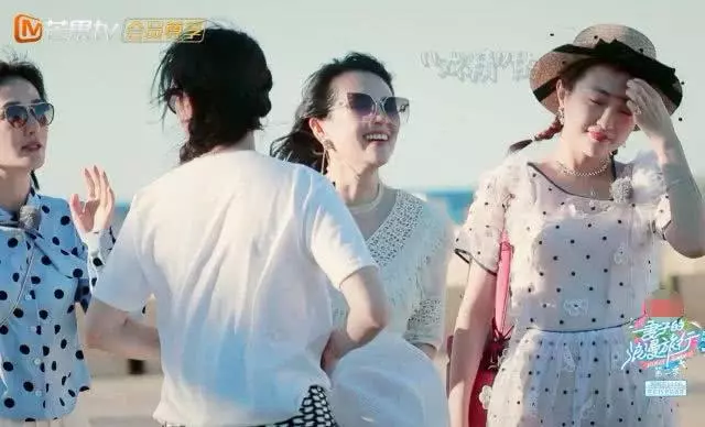 妻子團國外大購物,看清五個人買的東西後,網友:收入差距太大!