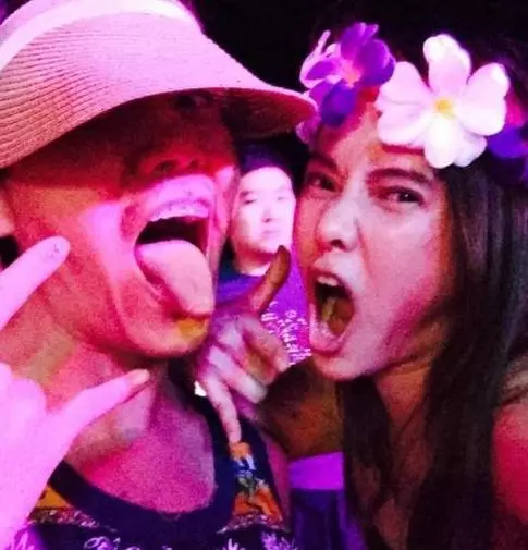 秦昊曬照慶祝結婚4周年,素顏沒有美顏濾鏡,暴露伊能靜真實顏值!
