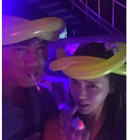秦昊曬照慶祝結婚4周年,素顏沒有美顏濾鏡,暴露伊能靜真實顏值!