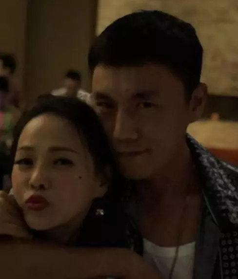 秦昊曬照慶祝結婚4周年,素顏沒有美顏濾鏡,暴露伊能靜真實顏值!