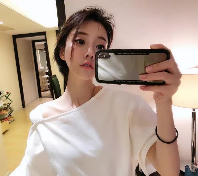 「中國第一網紅」馮提莫真人差很大!超不自然臉部疑"動刀過度"!網呆:我的老天鵝啊 ~