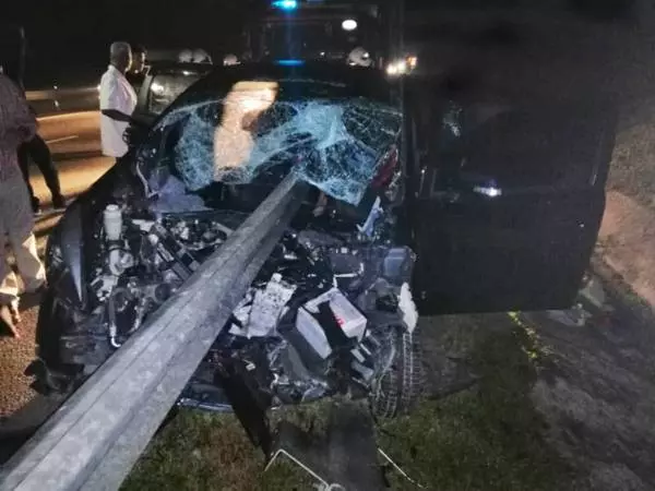 休旅車失控撞分界堤 鐵枝插入2死3傷