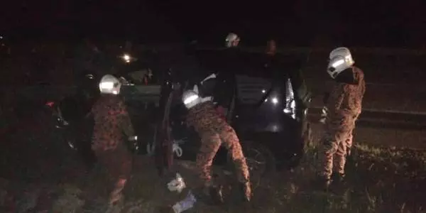 休旅車失控撞分界堤 鐵枝插入2死3傷