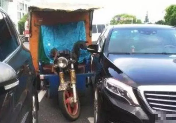 老翁騎三輪撞上賓士,車主只要300元賠償,老翁:你先賠我30萬