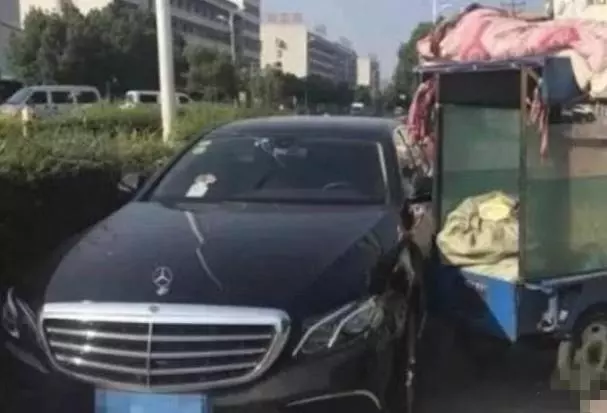 老翁騎三輪撞上賓士,車主只要300元賠償,老翁:你先賠我30萬