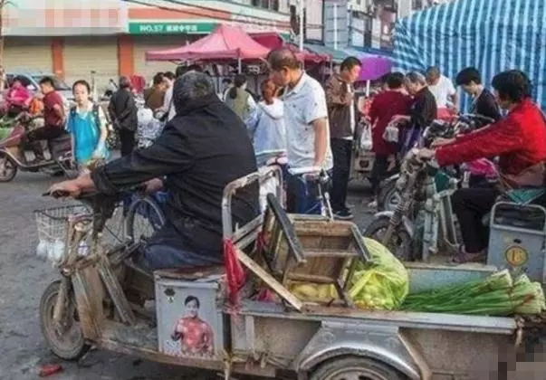 老翁騎三輪撞上賓士,車主只要300元賠償,老翁:你先賠我30萬