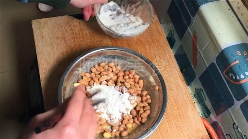 花生米加1個雞蛋,試試這個新做法,香甜酥脆,出鍋就被搶光!!