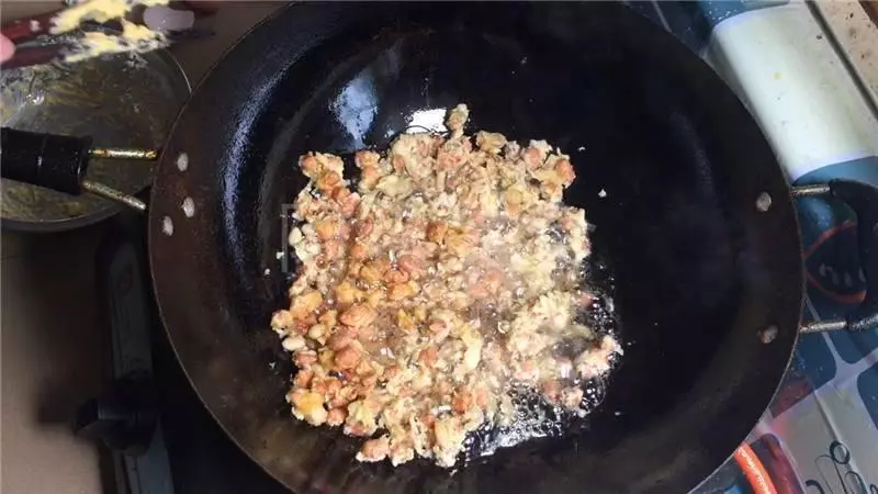花生米加1個雞蛋,試試這個新做法,香甜酥脆,出鍋就被搶光!!