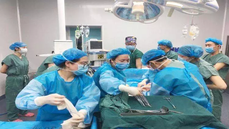 產婦剛生完孩子,突然一句「想上廁所」,護士:快叫醫生準備手術
